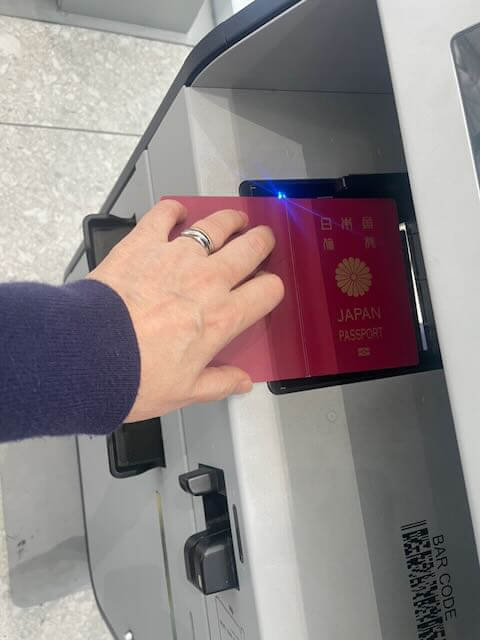 機械でチェックインするパスポート