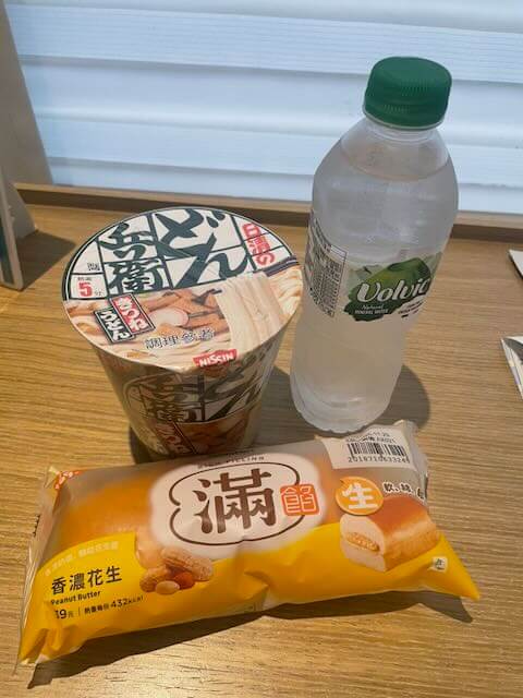 夕飯、どんべいとクリームパン